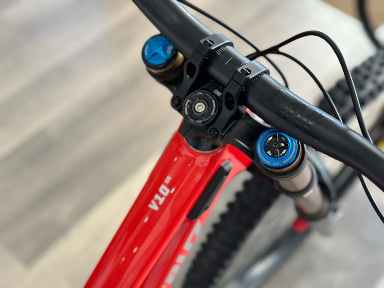 Santa Cruz V10 Dh / Carbon Cc 2024 usata — dettaglio