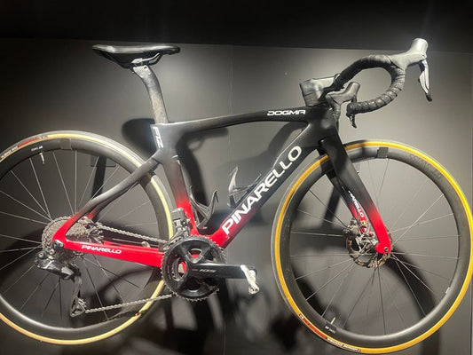 Pinarello Dogma F12 Disk 2021 usata — vista laterale