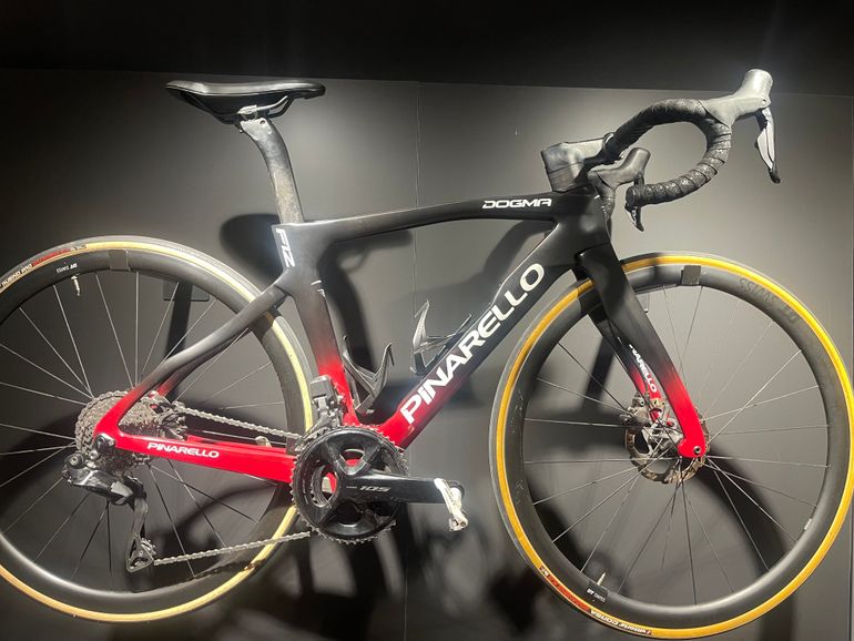 Pinarello Dogma F12 Disk 2021 usata — vista laterale