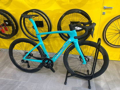 Pinarello Dogma F 2025 usata — vista laterale