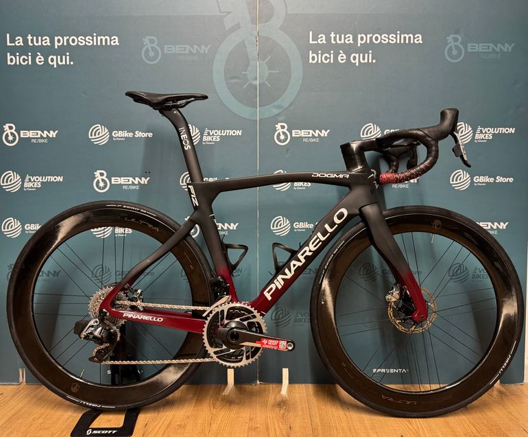 Pinarello Dogma 2022 usata — vista laterale