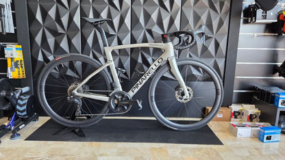 Pinarello F5 2023 usata — vista laterale