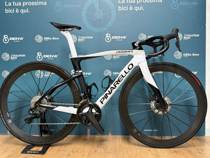 Pinarello Dogma F / Lightweight 2023 usata — vista laterale