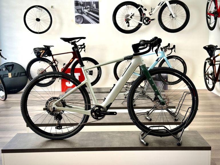 Wilier Triestina Adlar Hybrid 2025 usata — vista laterale