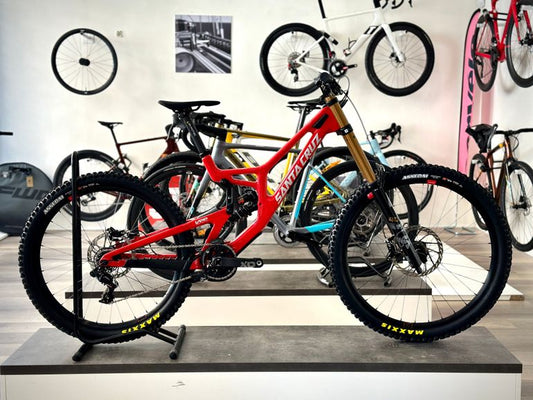 Santa Cruz V10 Dh / Carbon Cc 2024 usata — vista laterale