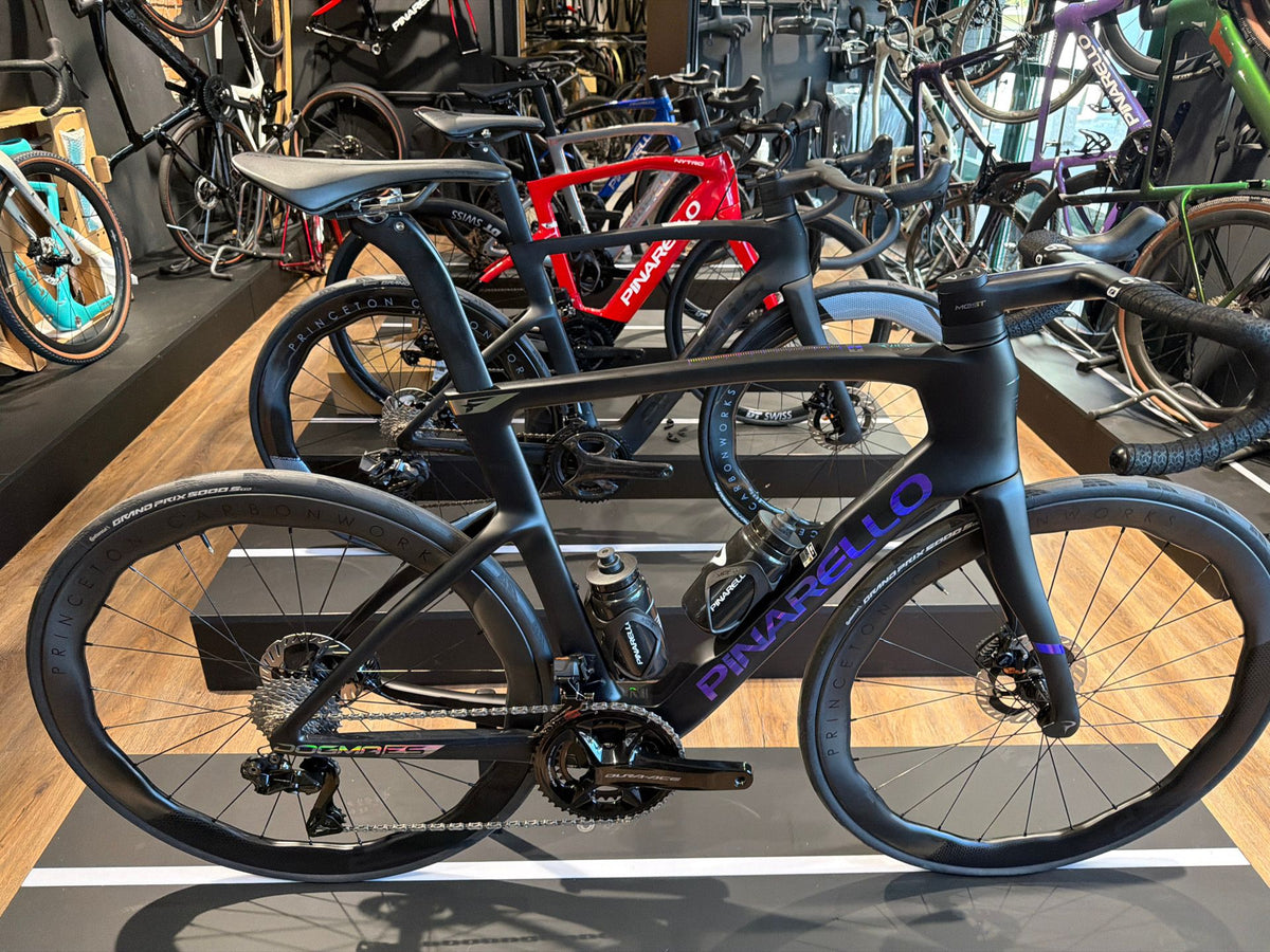 Pinarello Dogma F Edizione Speciale Tissot 2026 usata — vista laterale