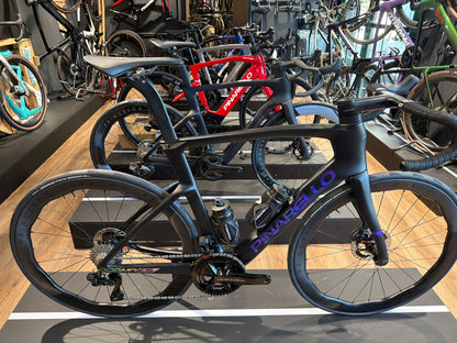 Pinarello Dogma F Edizione Speciale Tissot 2026 usata — vista laterale