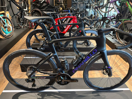 Pinarello Dogma F Edizione Speciale Tissot 2026 usata — vista laterale