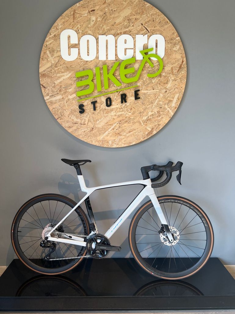 Trek Madone Sl 6 Gen 8 2025 usata — vista laterale
