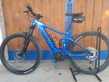 Giant Stance E+ 1 2022 usata — vista laterale