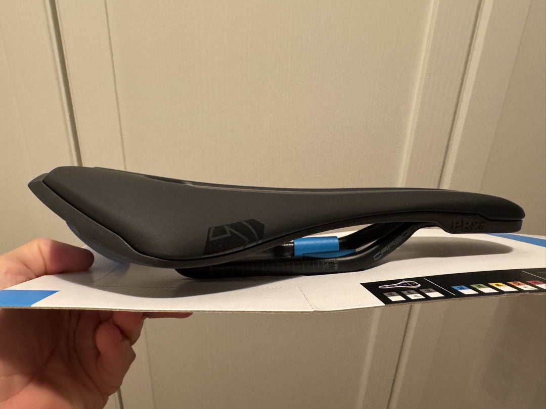 Sella PRO Stealth Team Carbon nero larghezza 142mm