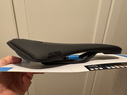 Sella PRO Stealth Team Carbon nero larghezza 142mm
