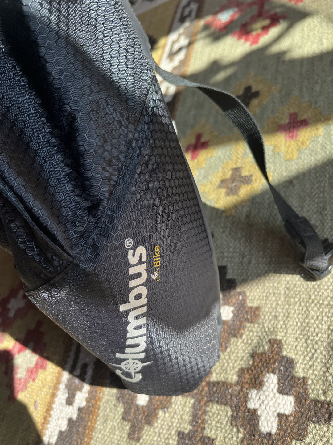 Borsa sella Columbus Outdoor Sanddle Bag 18L da riparare