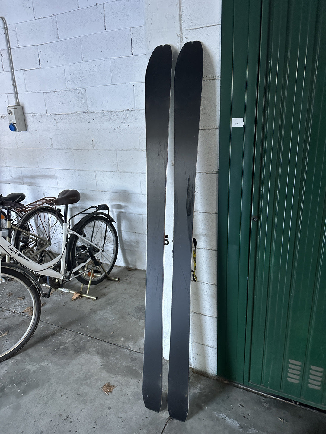 Sci da scialpinismo Atomic Backland 185 cm + attacchi Atomic e pelli