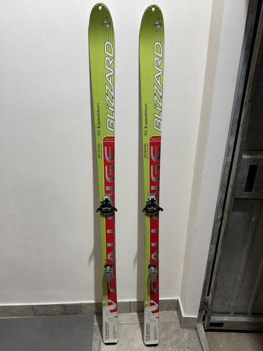 sci sci alpinismo con attacchi e pelli di foca