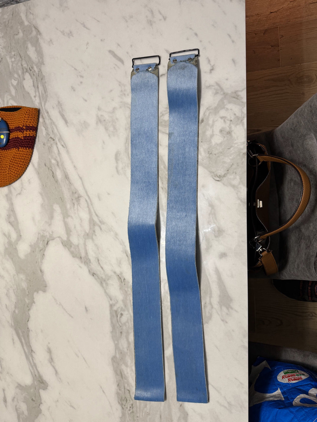 sci sci alpinismo con attacchi e pelli di foca