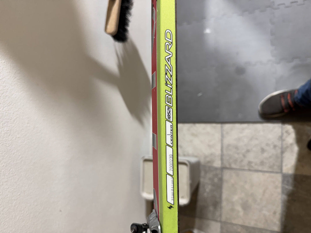 sci sci alpinismo con attacchi e pelli di foca