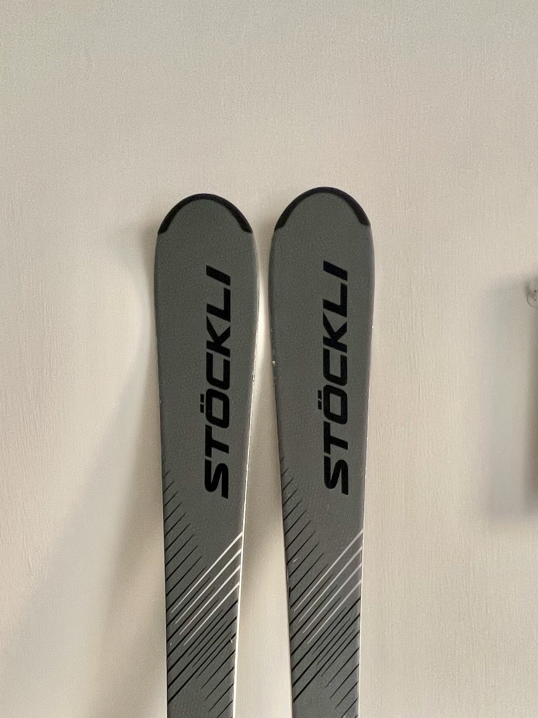 Sci Stockli Laser CX 163 (Stagione 2024/2025) Lunghezza: 163 cm Raggio: 12.8 metri Usati