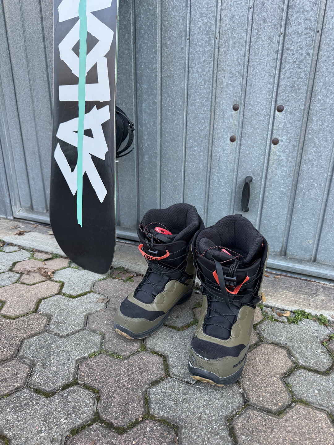 Snowboard Salomon 158 cm + Attacchi + Scarponi Edge tg. 45 usati