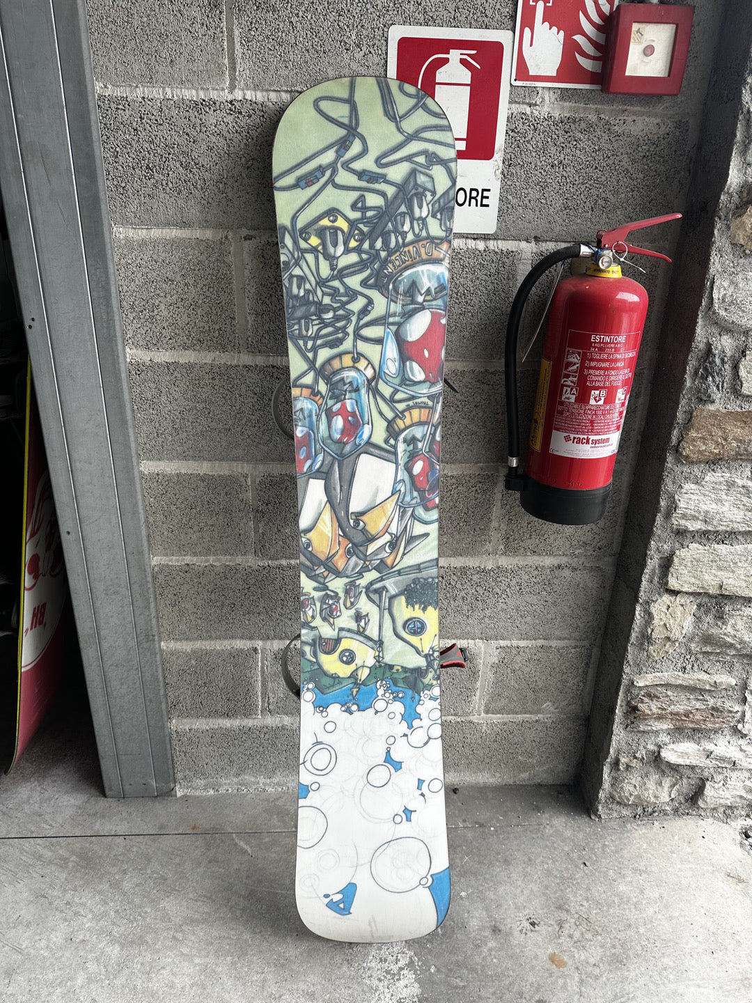 snowboard 166 cm con attacchi in buone condizioni