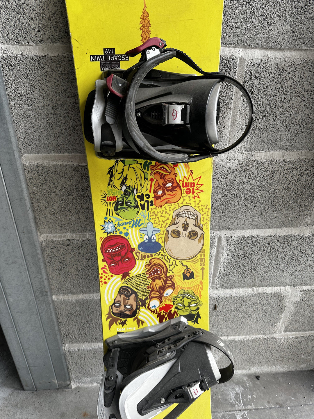 snowboard blackhole escape twin 146 con attacchi usato