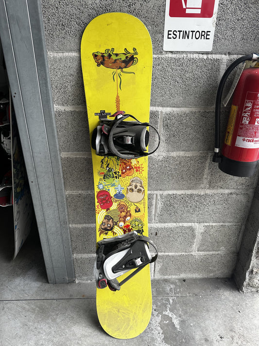 snowboard blackhole escape twin 146 con attacchi usato