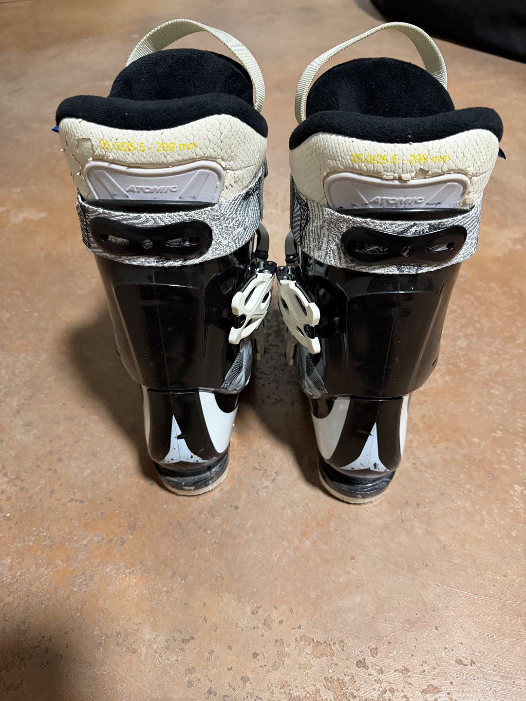 scarpone sci donna Atomic Live Fit tg. 25.5 usato