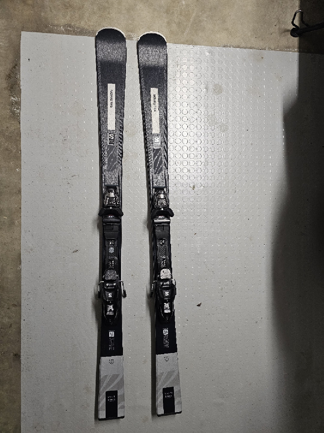 sci salomon lunghezza 150  bastoncini lunghezza 110cm usati