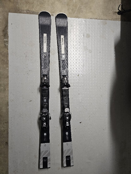 sci salomon lunghezza 150  bastoncini lunghezza 110cm usati