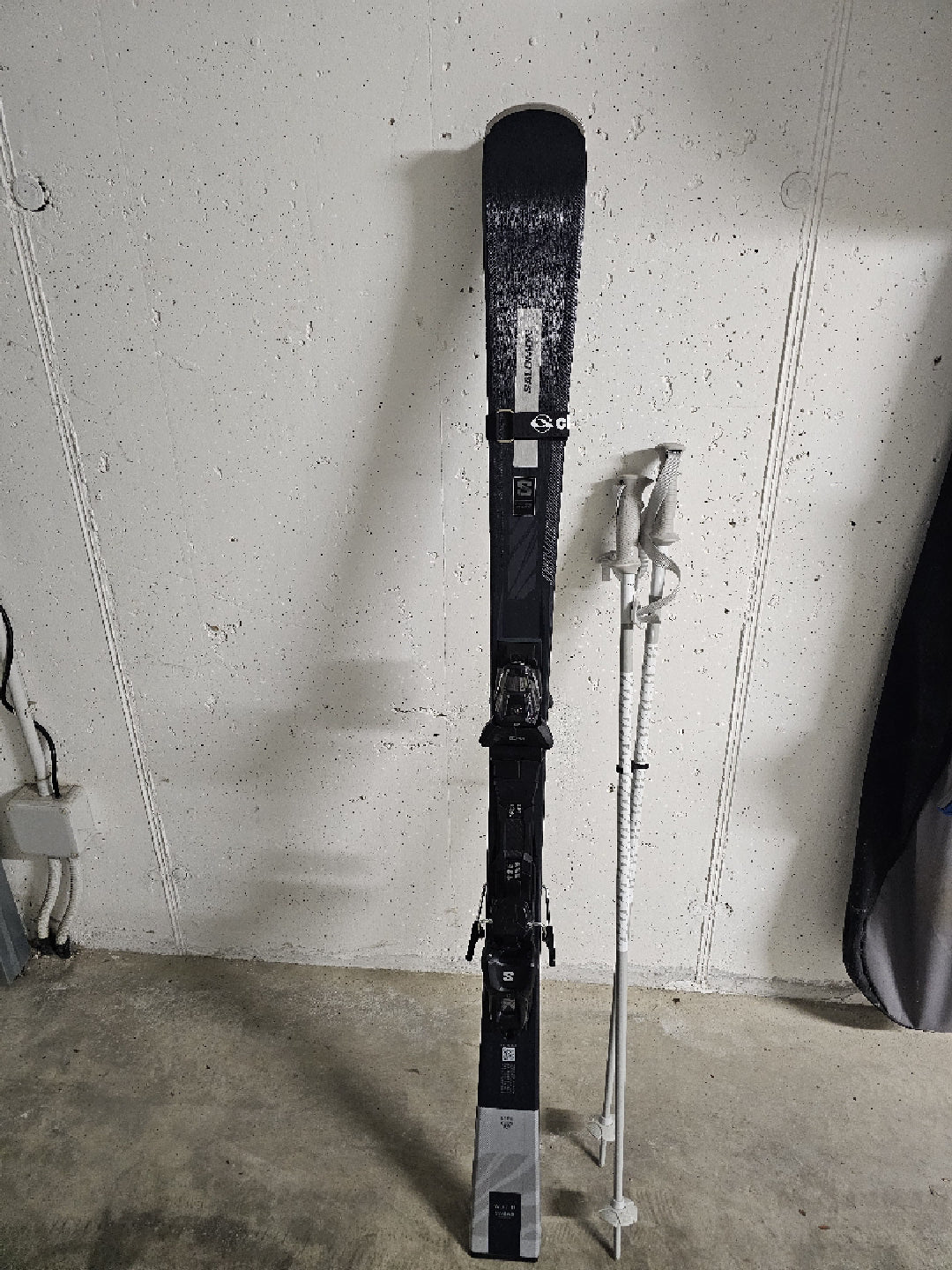 sci salomon lunghezza 150  bastoncini lunghezza 110cm usati