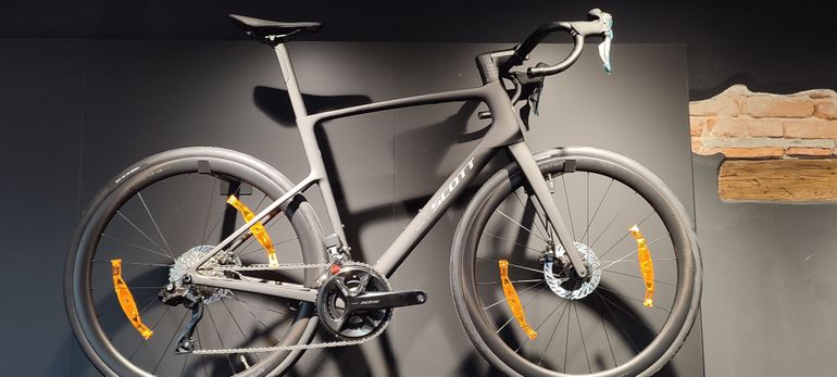 Scott NUOVA ADDICT 30 2026 SHIMANO 105 DI2 tg L NUOVA