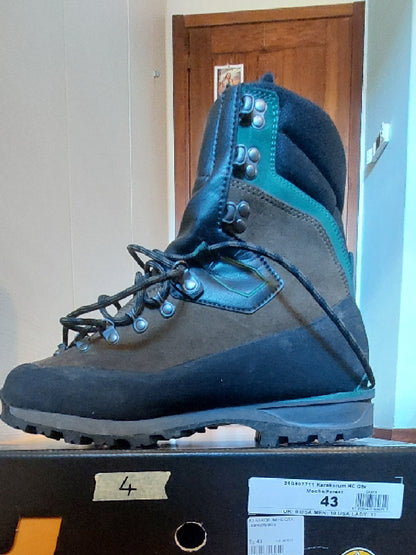 Scarponi trekking La Sportiva tg. 43 usati