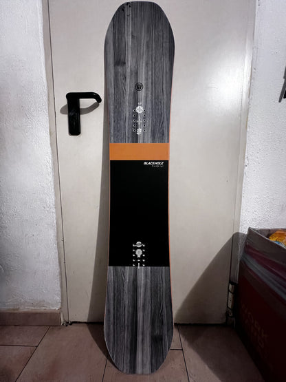Tavola snowboard blackhole escape 142 cm usata