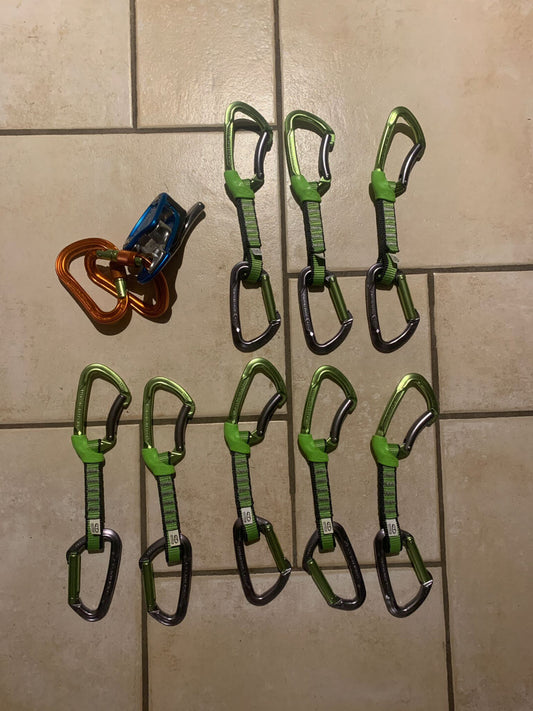 Kit completo arrampicata (NUOVO) + Zaino Ferrino + Corda 70m + Rinvii + Grigri