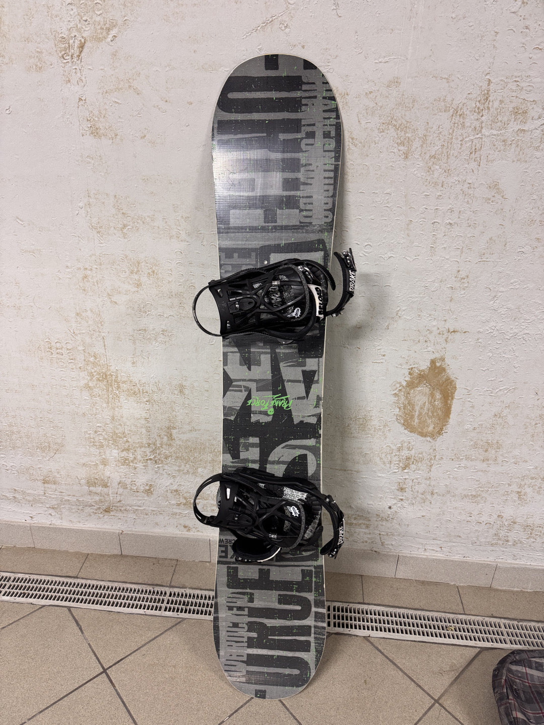 Tavola snowboard Drake 153cm + attacchi usata