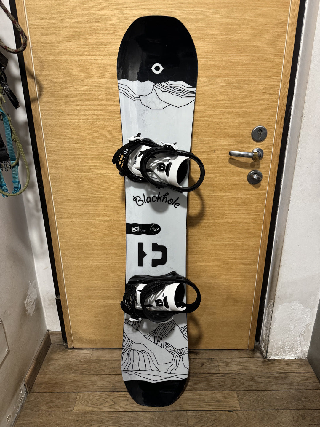 BLACKHOLE B1 freestyle Flat Rocker 152 F usata + Attacchi