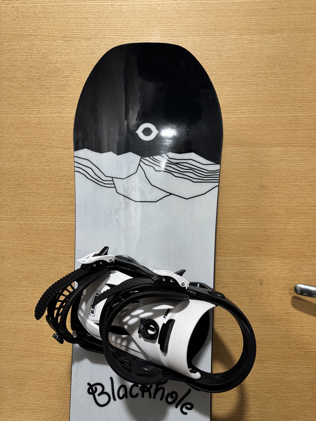 BLACKHOLE B1 freestyle Flat Rocker 152 F usata + Attacchi