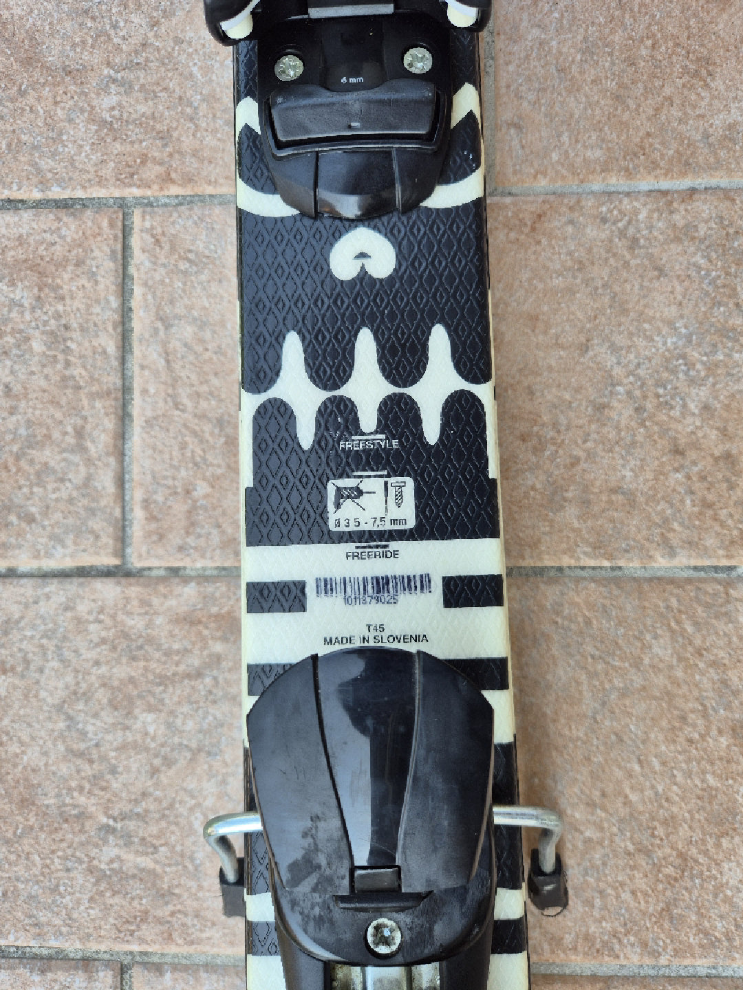 sci Atomic 145 cm con attacchi usati