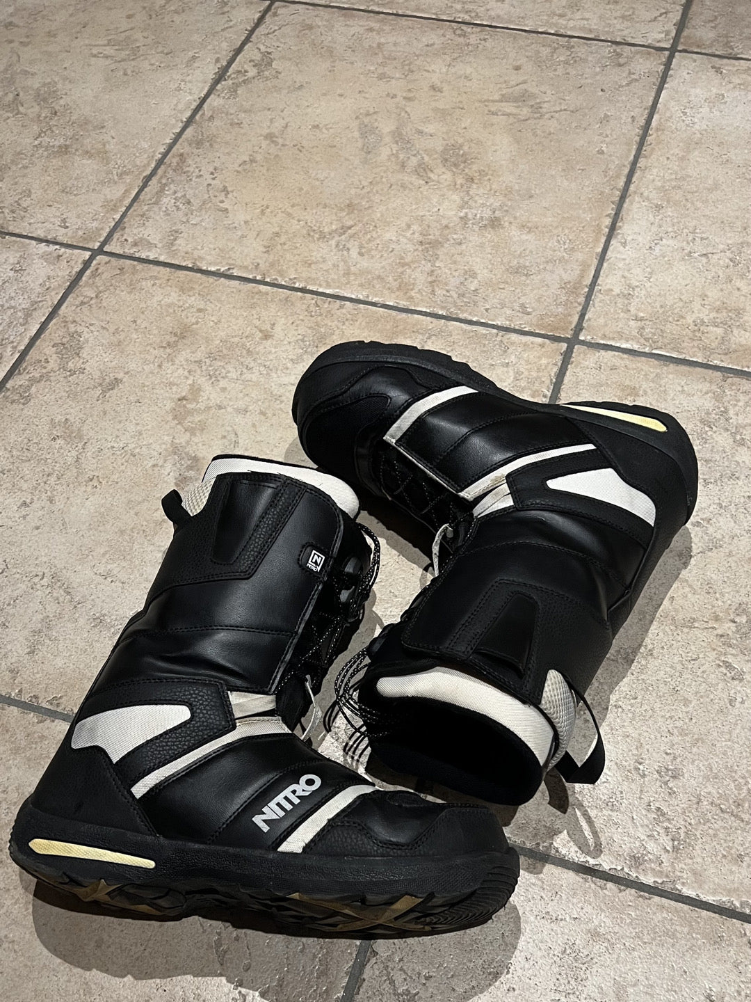 scarponi snowboard Nitro taglia 44 EU usati
