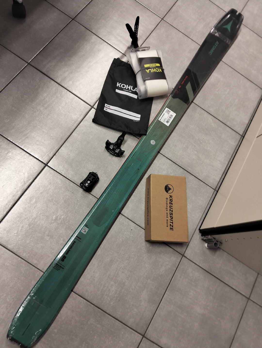 Sci nuovi Atomic Backland 88 169cm con attacchi e pelli