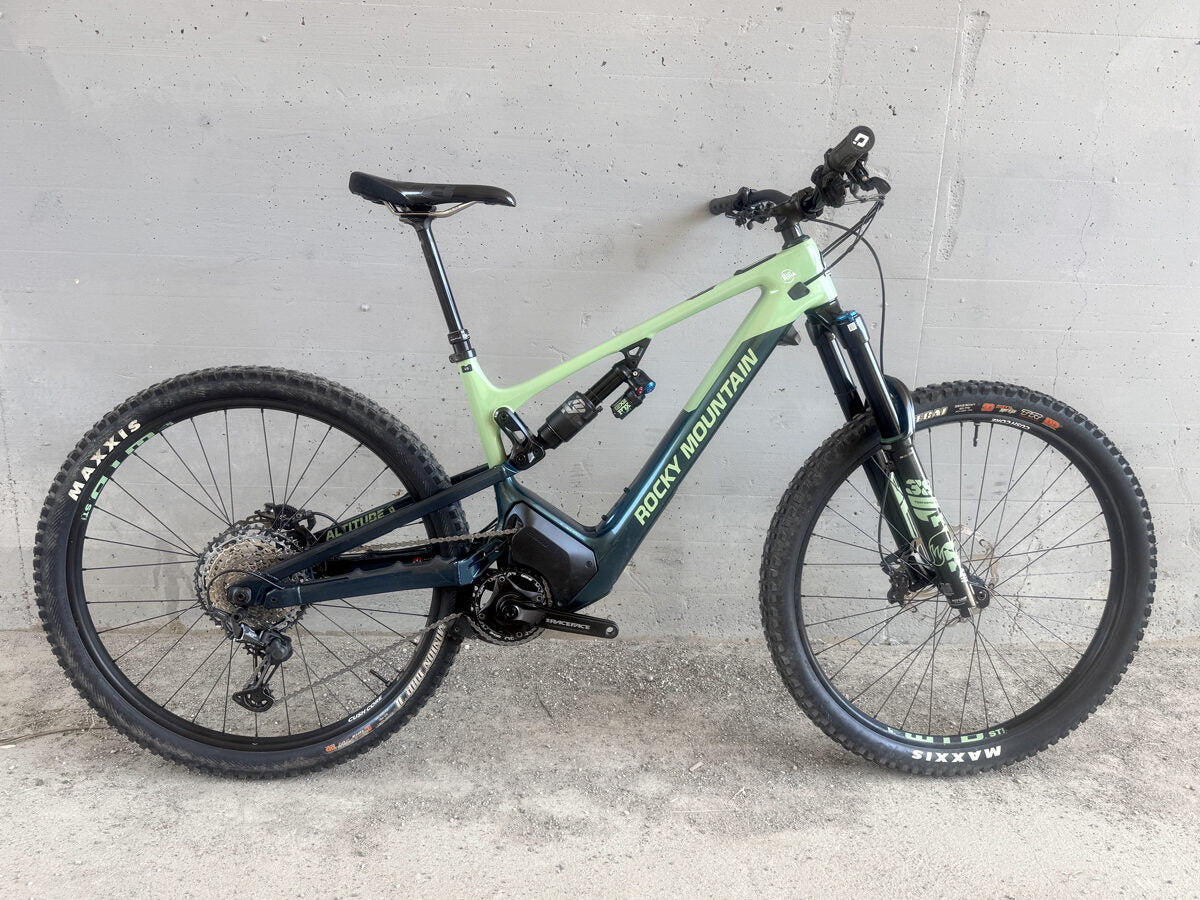 Rocky Mountain Altitude Powerplay Carbon 2024 usata — vista laterale