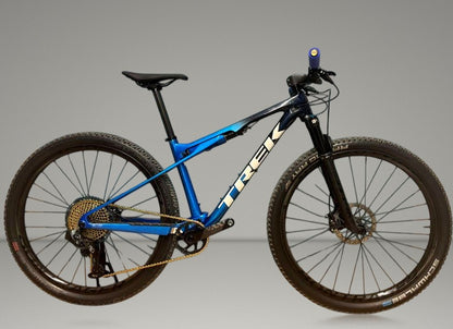 Trek Supercaliber 9.8 2023 usata — vista laterale